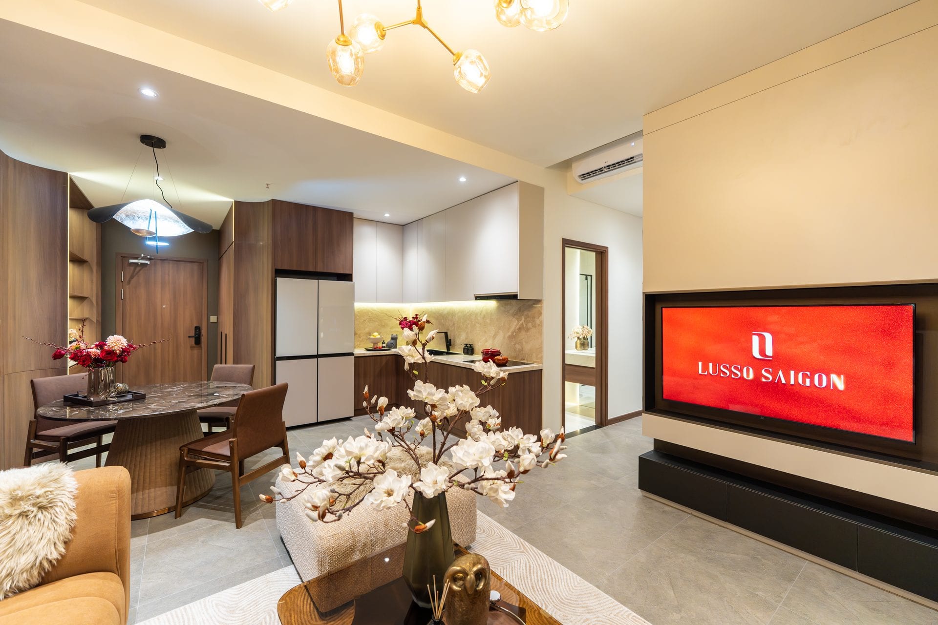 Phòng khách nhà mẫu, TV thương hiệu.
