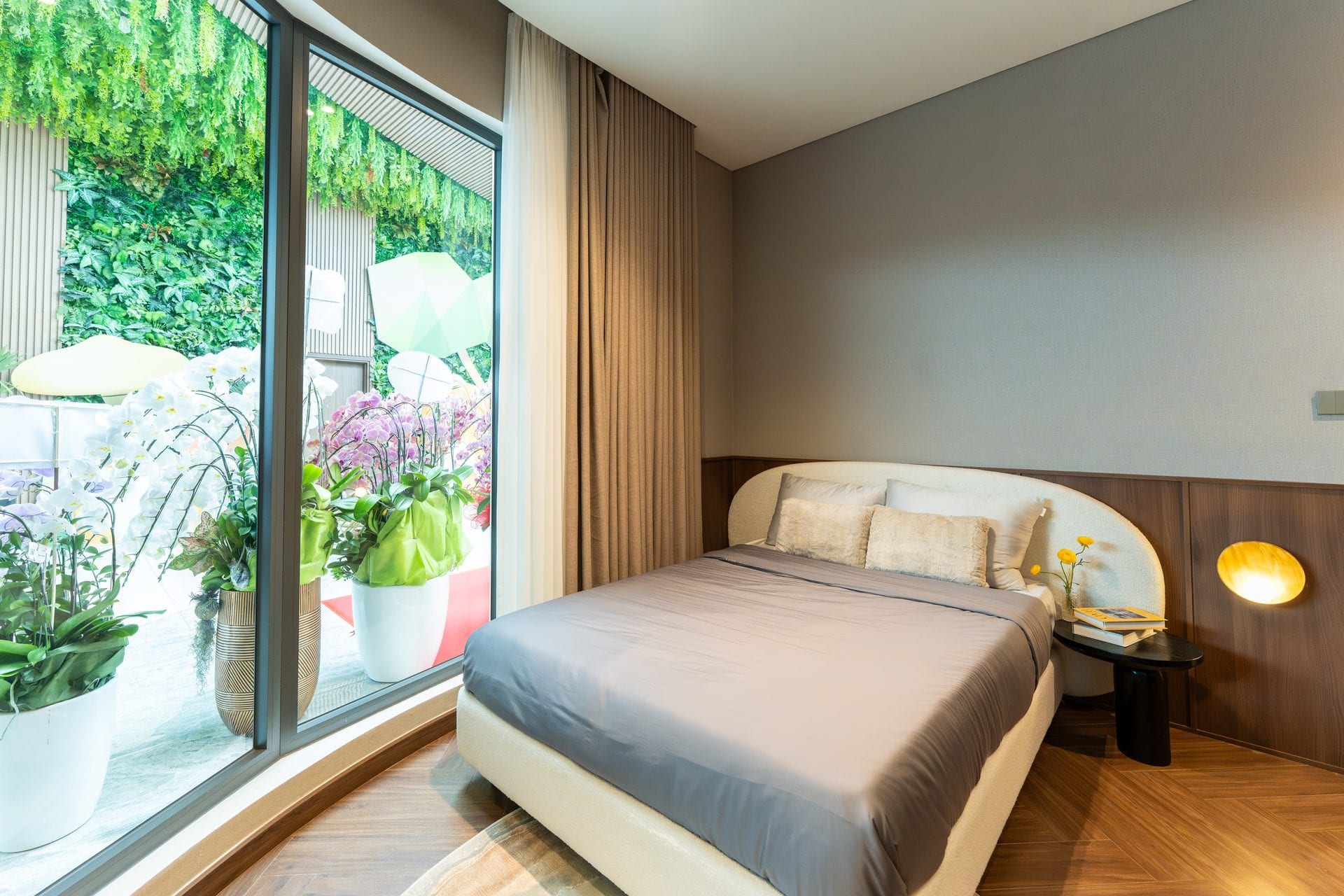 Phòng ngủ nhà mẫu, hướng vườn.