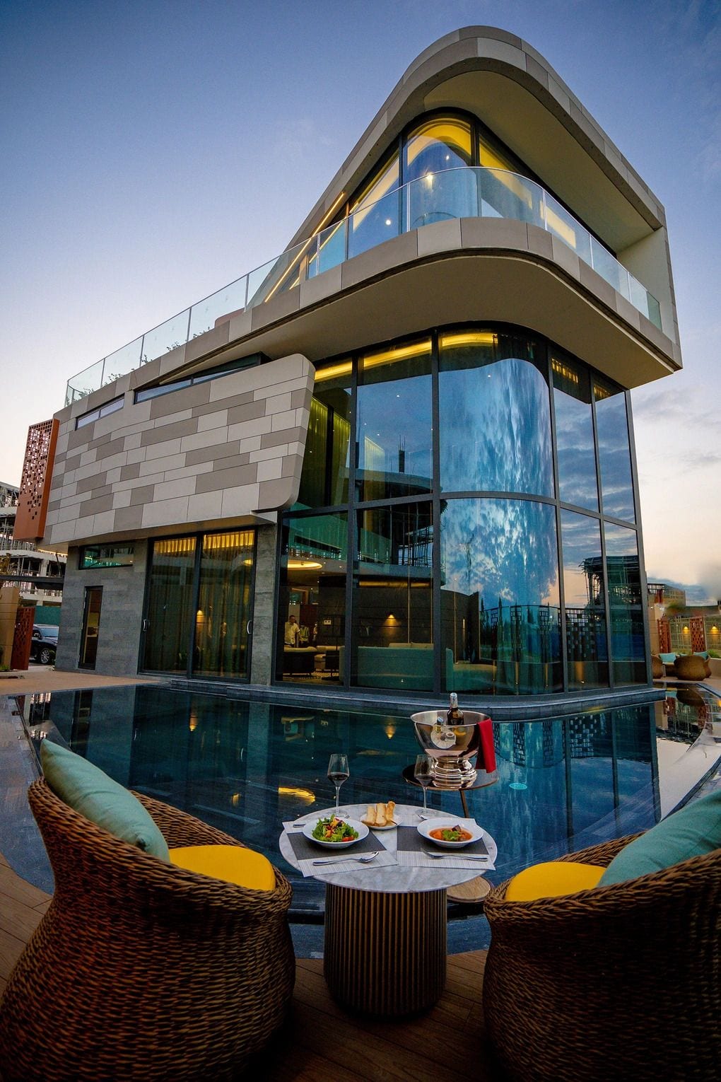 Hồ bơi dải ngân hà (Milky Way) của Victoria Pool Villas là địa điểm lý tưởng để tận hưởng những bữa tiệc ấm cúng bên bạn bè và gia đình.